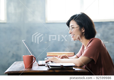 女性遠程辦公遠程工作資料 92599986