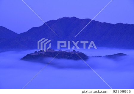 Sea of clouds at Takeda Castle from Tachiunkyo Sea of clouds at Takeda Castle from Tachiunkyo 92599996