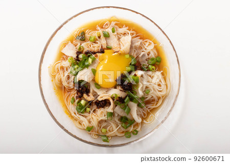 Spicy somen with pork shabu-shabu and chili oil 92600671