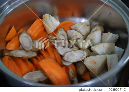 做煨菜,把配料放在鍋裡的地方 做煨菜,把配料放在鍋裡的地方 92600742