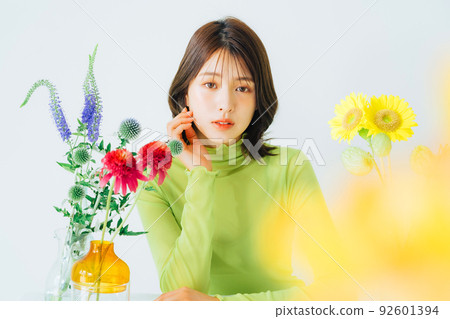 鮮花和年輕女性的髮型和美容圖像 92601394