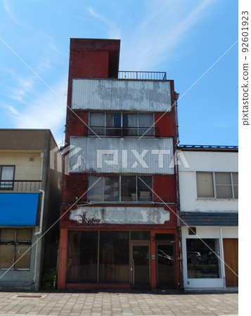 當地人口稀少的城市正在老化的車站前的建築物 當地人口稀少的城市正在老化的車站前的建築物 92601923