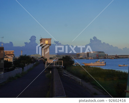 View toward Haneda Airport from the riverbed of the Tama River 92602416