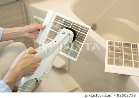 Cleaning the ventilation fan filter of the housewife's daily bath Cleaning the ventilation fan filter of the housewife's daily bath 92602759