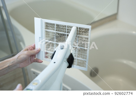 Cleaning the ventilation fan filter of the housewife's daily bath 92602774