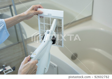 Cleaning the ventilation fan filter of the housewife's daily bath 92602782