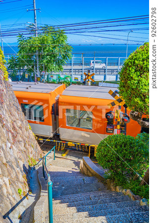 山陽鐵道鹽谷站 狹窄的鐵路道口可以看到海景 92602798