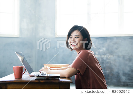 女性遠程辦公遠程工作微笑著看著相機 92602942