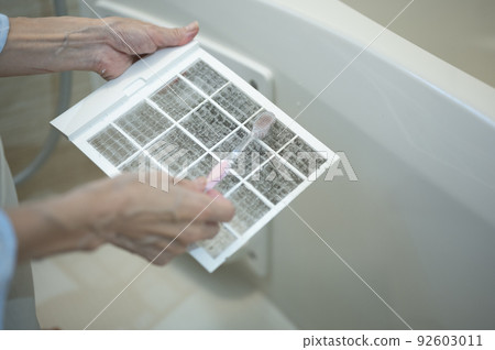 清潔主婦日常洗澡的換氣扇過濾器 清潔主婦日常洗澡的換氣扇過濾器 92603011