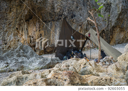 Camp Solo camp 帳篷建築 粗糙的岩石沙灘 自然 92603055