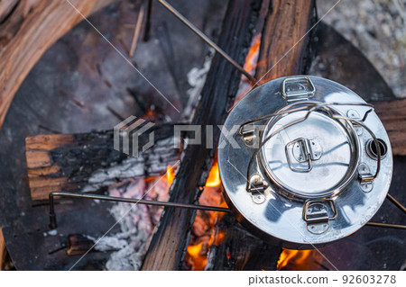 篝火篝火營地水壺野營工具粗糙火焰紅色 92603278