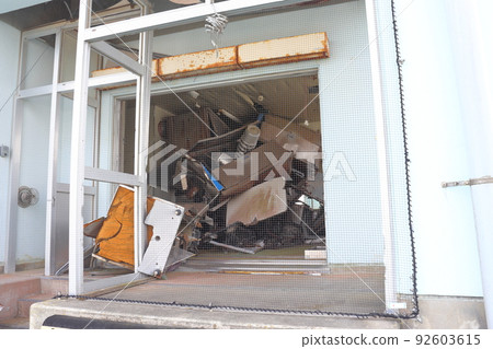 地震殘留 因海嘯而殘留瓦礫的室內（浪江町植戶小學遺址） 92603615