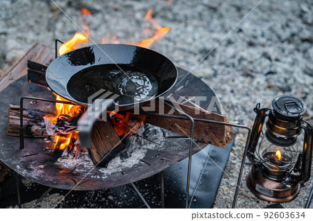 Bonfire bonfire bonfire cooking iron frying pan rugged 92603634