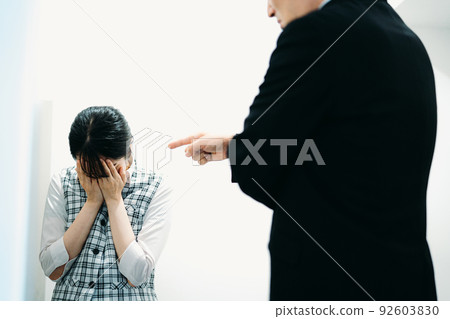 女員工在熱水房被欺負 女員工在熱水房被欺負 92603830