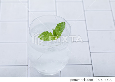 水和玻璃 92604590