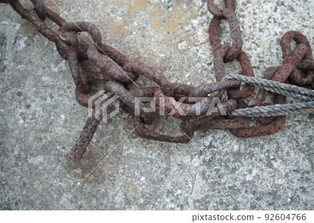 混凝土上生鏽的鏈條 92604766