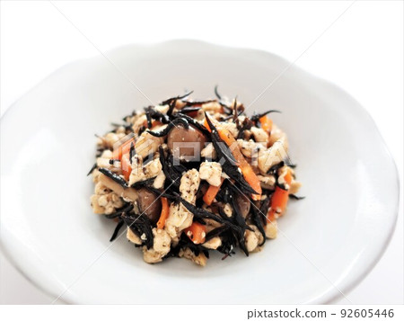 美味的燉羊栖菜和豆腐 美味的燉羊栖菜和豆腐 92605446