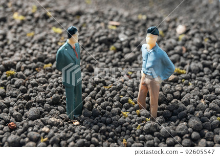 兩個人在曠野交談 兩個人在曠野交談 92605547