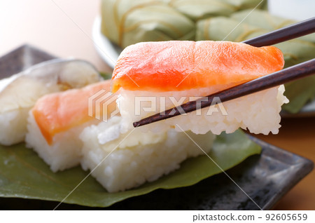 三文魚鯖魚柿葉壽司 三文魚鯖魚柿葉壽司 92605659