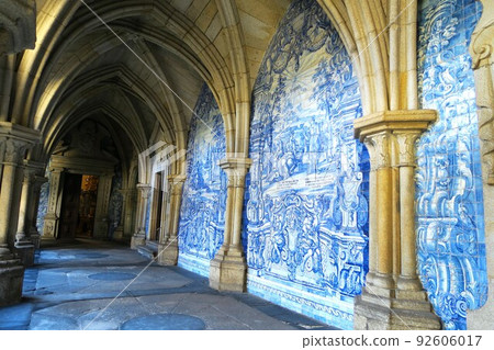 波爾圖歷史中心大教堂走廊的 Azulejos 92606017
