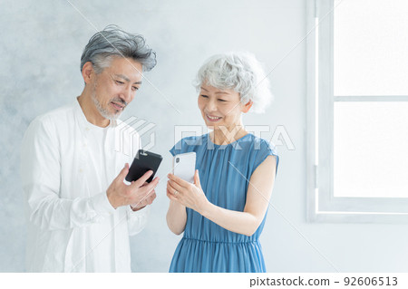 看著智能手機的年長夫婦 92606513