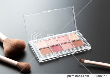 眼影和化妝刷黑色背景 眼影和化妝刷黑色背景 92608343