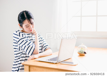 在家使用電腦的女性(身體狀況不佳的女性) 在家使用電腦的女性(身體狀況不佳的女性) 92608418