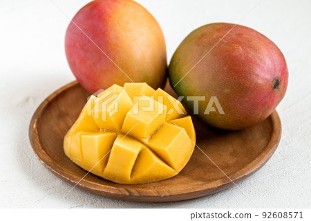 準備好吃的芒果 92608571