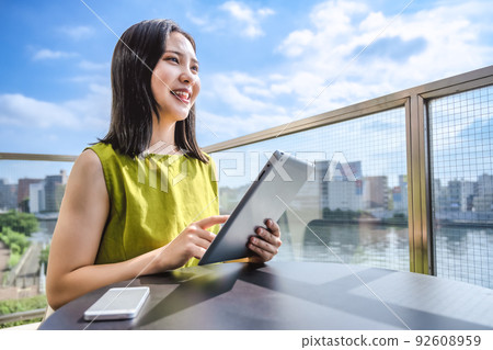 在陽台上操作平板電腦的年輕女子 92608959