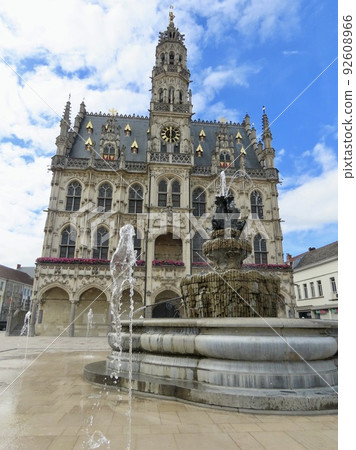 Belgium Oudenaarde City Hall over the fountain 92608966