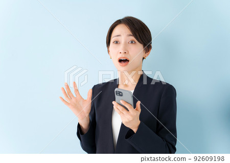 一個驚訝的表情的女人 92609198