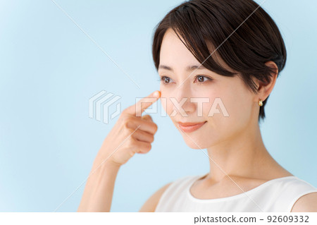A woman pointing at her eyes A woman pointing at her eyes 92609332