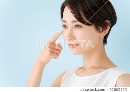 一個女人指著她的眼睛 92609333