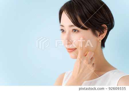 一個女人指著她的眼睛 92609335