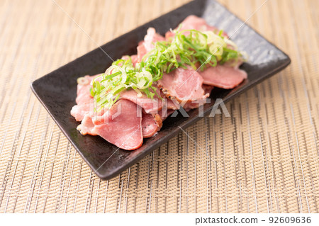 Smoked tongue with plenty of green onions 92609636