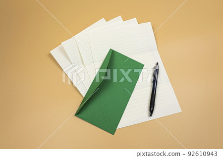 信綠色信封和文具 92610943