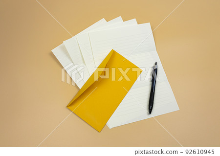 信黃色信封和文具 92610945