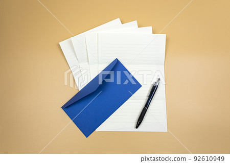 信藍色信封和文具 92610949