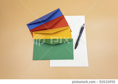 信件五顏六色的信封和文具 92610950