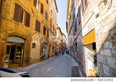 View on narrow and cozy street in Siena, Italy 92611092