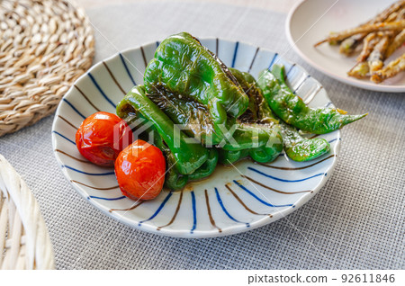 醃製整個烤辣椒 醃製整個烤辣椒 92611846