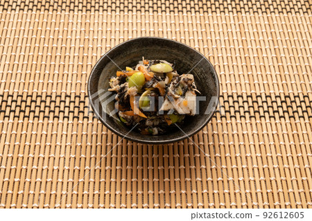 Fresh plum salad with hijiki and steamed chicken Fresh plum salad with hijiki and steamed chicken 92612605