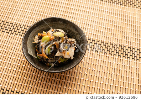 Fresh plum salad with hijiki and steamed chicken 92612686