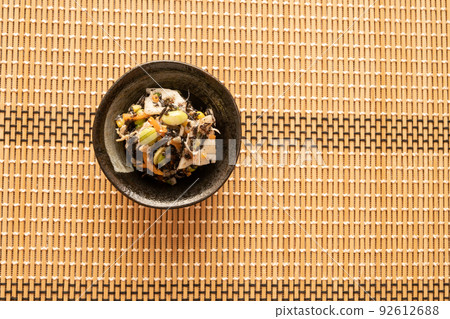 Fresh plum salad with hijiki and steamed chicken 92612688