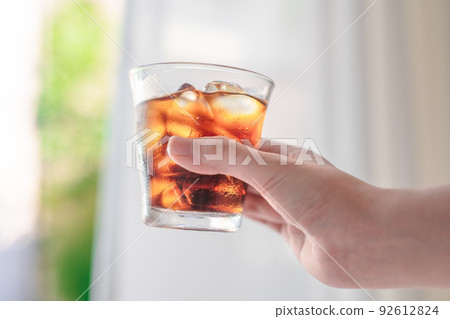 Hand holding iced coffee 92612824