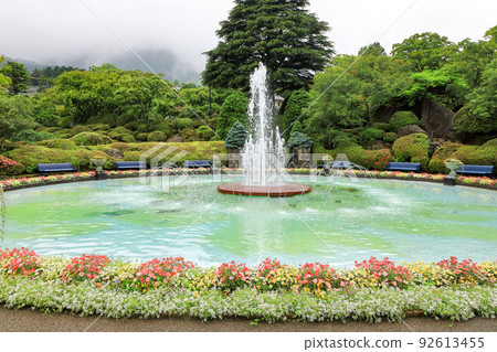 神奈川縣箱根強羅市初夏的箱根強羅公園的鮮花和噴泉 92613455