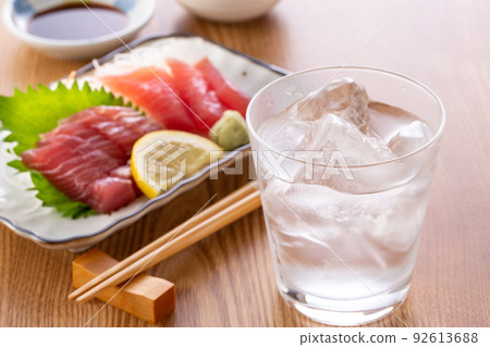 Shochu rock and tuna sashimi 92613688