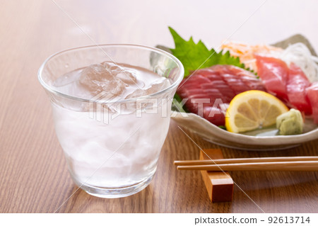 Shochu rock and tuna sashimi 92613714