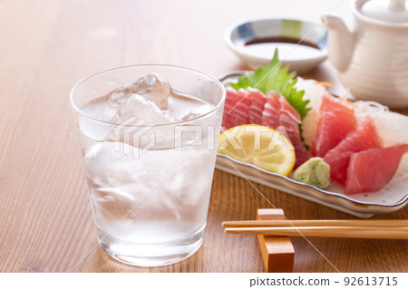 Shochu rock and tuna sashimi Shochu rock and tuna sashimi 92613715