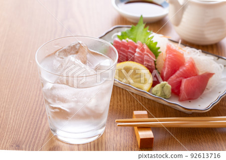 Shochu rock and tuna sashimi 92613716